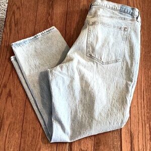 Abercrombie & Fitch light wash Ultra High Rise 90s Straight Jeans. Women’s 18S